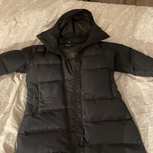 En Everest vinterjacka  - En väldigt varm vinterjacka från Everest som jag säljer då den inte längre passar mig. Det finns en vit päls till jackan som jag tagit bort som finns kvar ifall man vill ha den med. Jackan är i en bra skick lite sliten då jag använt den en vinter 