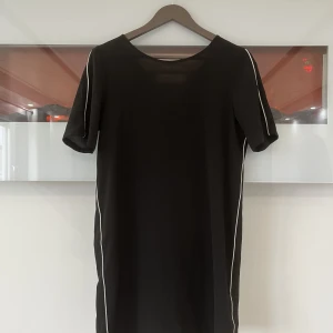t-shirt klänning  - lite genomskinlig klänning, väldigt bekväm 