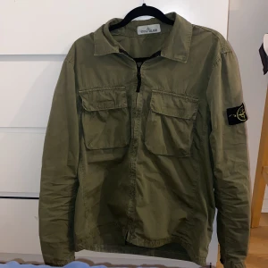 Stone island jacka - Köpt i sommras för 3600, den är använd hyfsat mycket men väldigt bra skick, hade kunnat sålt för 2800 men priset är ej suttet i sten.
