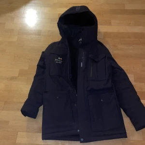 Sail racing jacka  - Köpte för ca 1,5 år sen för 4000, men jackan var för stor så den kom knappt till användning och låg kvar i garderoben, hör gärna av dig vid frågor