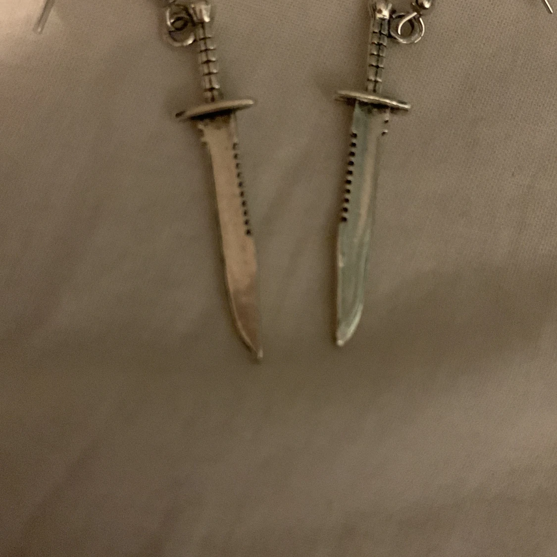 Säljer dom här kniv öron hängarna 