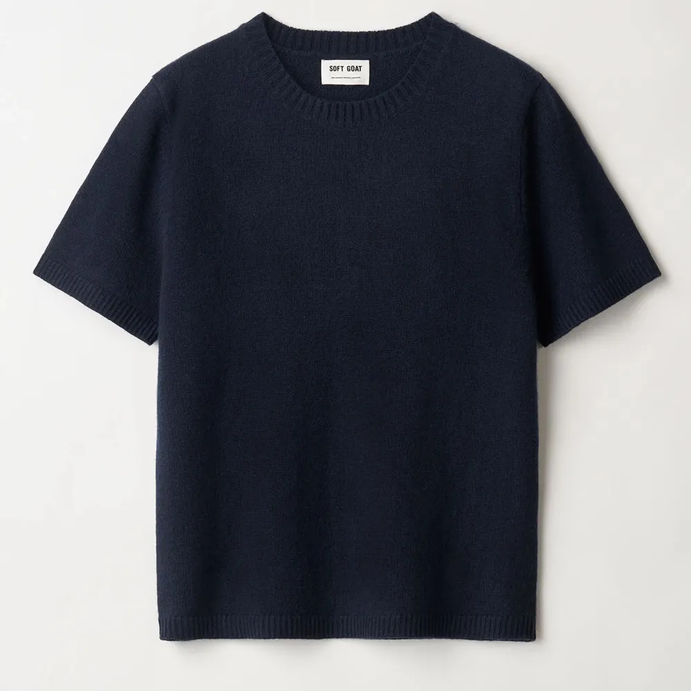 Mörkblå kashmir t shirt från soft goat, så bra skick ❣️köpte en XL för de va så små i storlekarna så skulle säga att den sitter som en S/M 🤍frakt tillkommer . Stickat.