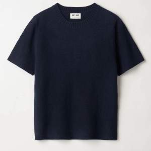 Mörkblå kashmir t shirt från soft goat, så bra skick ❣️köpte en XL för de va så små i storlekarna så skulle säga att den sitter som en S/M 🤍frakt tillkommer 