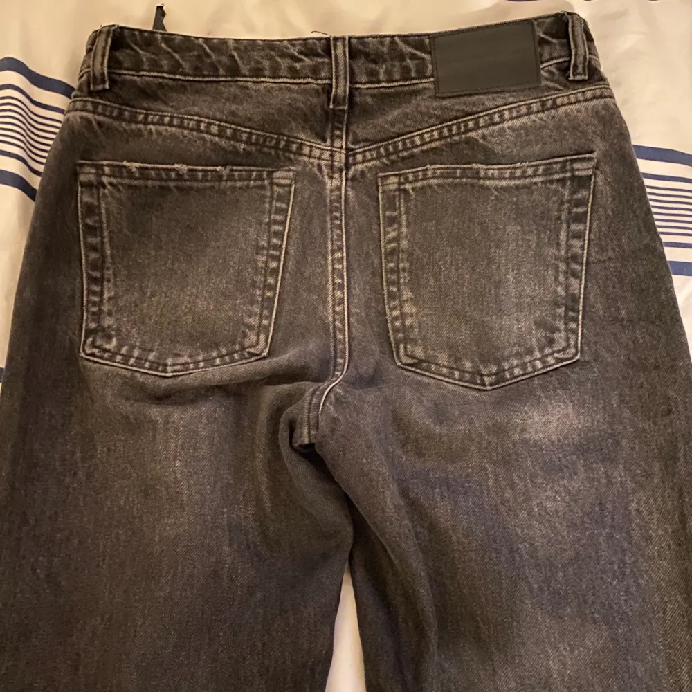 Nytt pris 359kr, frakt 49kr. Användt ett fåtal gånger, raka jeans och sitter precis över naveln. . Jeans & Byxor.
