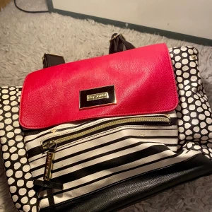 Betsey Jhonson Väska - Gammal läderväska, stor nog för dator