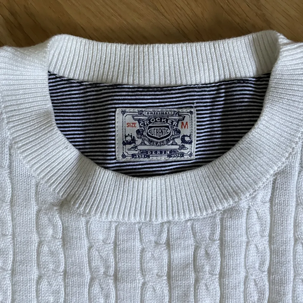 Oanvänd vit stickad tröja från crocker. Köpt för 599. Dm för frågor. Tröjor & Koftor.