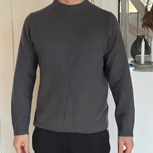 Massimo Dutti Stickad Tröja i Cashmere - Använd vid fåtal och lite finare tillfällen. Vqrm och Tjock perfekt för Vintern. Passar perfekt till en mer dressad stil. Köpt för 750 kr.  