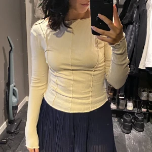 Långärmad tröja😶‍🌫️ - Säljer denna, superskick!  1 plagg för 70kr, 2 plagg för 100kr och 5 plagg för 250kr 🫶