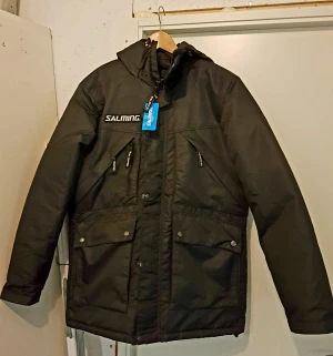 NY SALMING JACKA - Ny oanvänd. 100% polyester. Många fickor