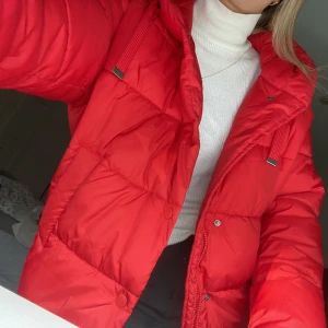 Vero Moda vinterjacka - Säljer min röda vinterjacka från vero Moda. Super skön och snygg men tyvärr är jag inte bekväm i färger. Inga defekter och knappt använd! Skriv för fler bilder💗