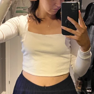 Tröja från zara - För liten för mig! Croppad, fint skick! 1 plagg för 70kr, 2 plagg för 100kr och 5 plagg för 250kr 🫶