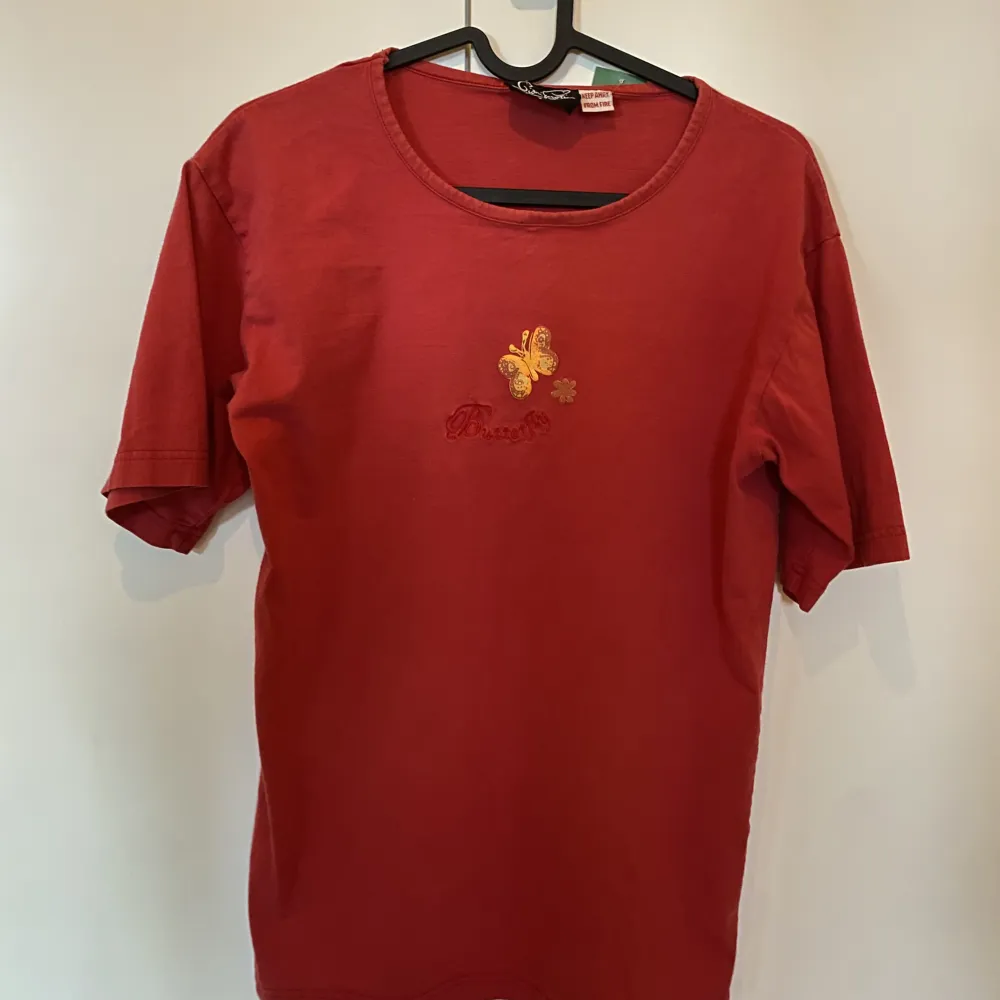Röd Tshirt med litet fjärilstryck. Storlek S. T-shirts.