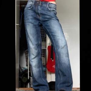 Skit snygga Stockholmsstils jeans som skulle passa någon som är xs-s