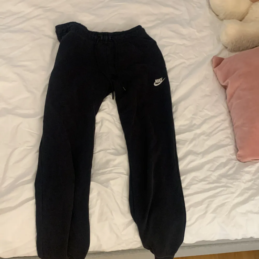 Jätte sköna basic svarta adidas byxor. Använt ett par gånger. Köpte de för 500 kr och säljer de för 250. Passar bra på både män och kvinnor. Jeans & Byxor.