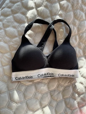 Ck bralette storlek s 🖤 - Storlek s, lapparna är dessvärre bortklippta. Skick 8/10, därav priset. Nypris 399kr. 🖤klicka gärna på köp direkt 