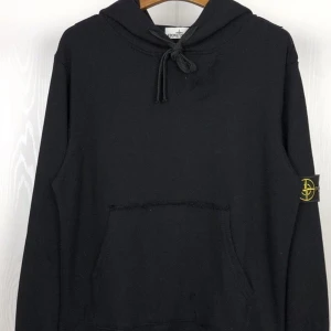 Stine island hoodie - Jag säljer min Stone island tröja då den var för liten. Den är helt oanvänd