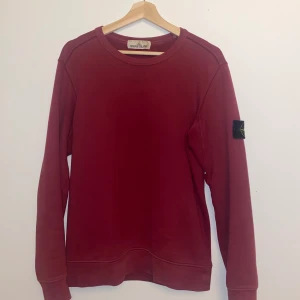 Stone island crewneck - Röd Stone Island crewneck 🟥 Storlek S men passar även M 📏 Gott skick 👍 Äkta (se  : Certilogo-koden) ✅ Nypris runt 2 000 kr 💰 Pris kan diskuteras ☺️ Kan byta mot motsvarande plagg 🤝Kan mötas upp i Stockholm 📍Hör av dig vid frågor 🫶