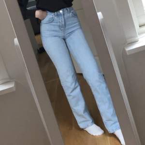 Säljer dessa ljusblåa raka jeans från Asos i storlek 25/32 då de har blivit försmå, passar mig i längden som är 168 cm. Säljer för 120kr+frakt💓