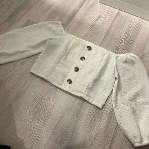 Vit blus  - Denna vita blus är från New Yorker i storlek XS. Säljer denna för 60kr!