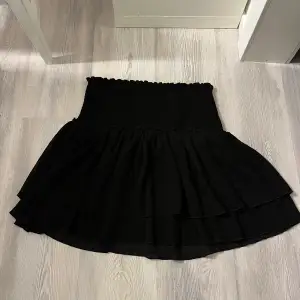 Detta är en kjol från NA-KD i storlek 40, säljer denna för 175kr!