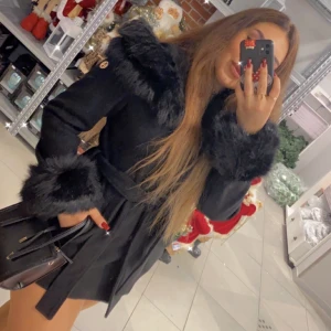 Hollies Olivia coat - En svart kappa från Hollies. Kvitto finns. Hollies silverbag medföljer! Använd endast enstaka gånger, ser ut som ny!  Säljs då den har blivit för stor för mig pga viktminskning. 