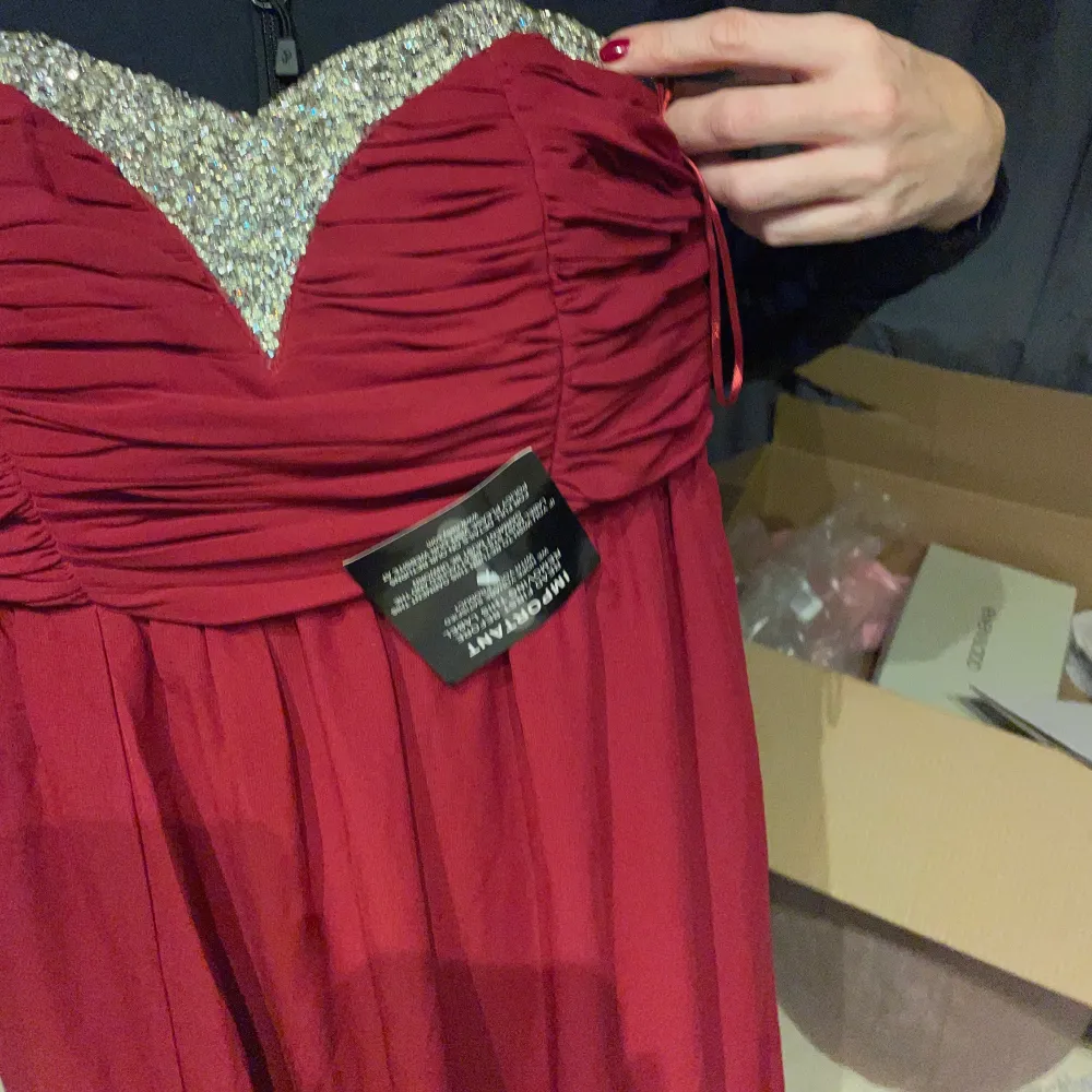 Köpte 2 balklänningar förra året och denna är ej använd, prislappen kvar fram. Klänningar.