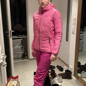 Jacka  - Jätte fin rosa jacka som passar perfekt till allt. Den är bara andvönd ett få tal gånger 
