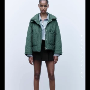 Jacka - Grön dunjacka från zara, använd några gånger! Nypris 700, storlek xs med passar s också 