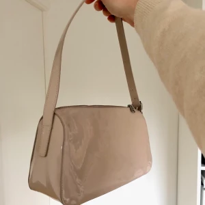 Glansig beige väska - Beige baguetteväska som skiner / glänser. Så snygg och perfekta storleken. 💛