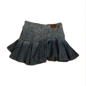 Mini jeans skirt - ✅Finns fortfarande kvar✅ Mini skirt i jeanstyg från pepe jeans. 🤍 Köptes på sellpy för ca ett år sedan men har aldrig kommit till användning. Skriv till mig privat för fler bilder och midjevidd, längd etc. 