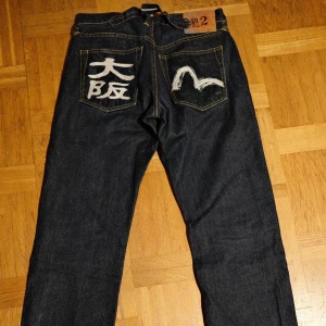 Evisu  - Evisu stolek 30/32  Färg på jean är fortfarande mörkt endast smutsig är endast på höger benet, synd inte mycket. Annars är den super och ovanligt modeller.