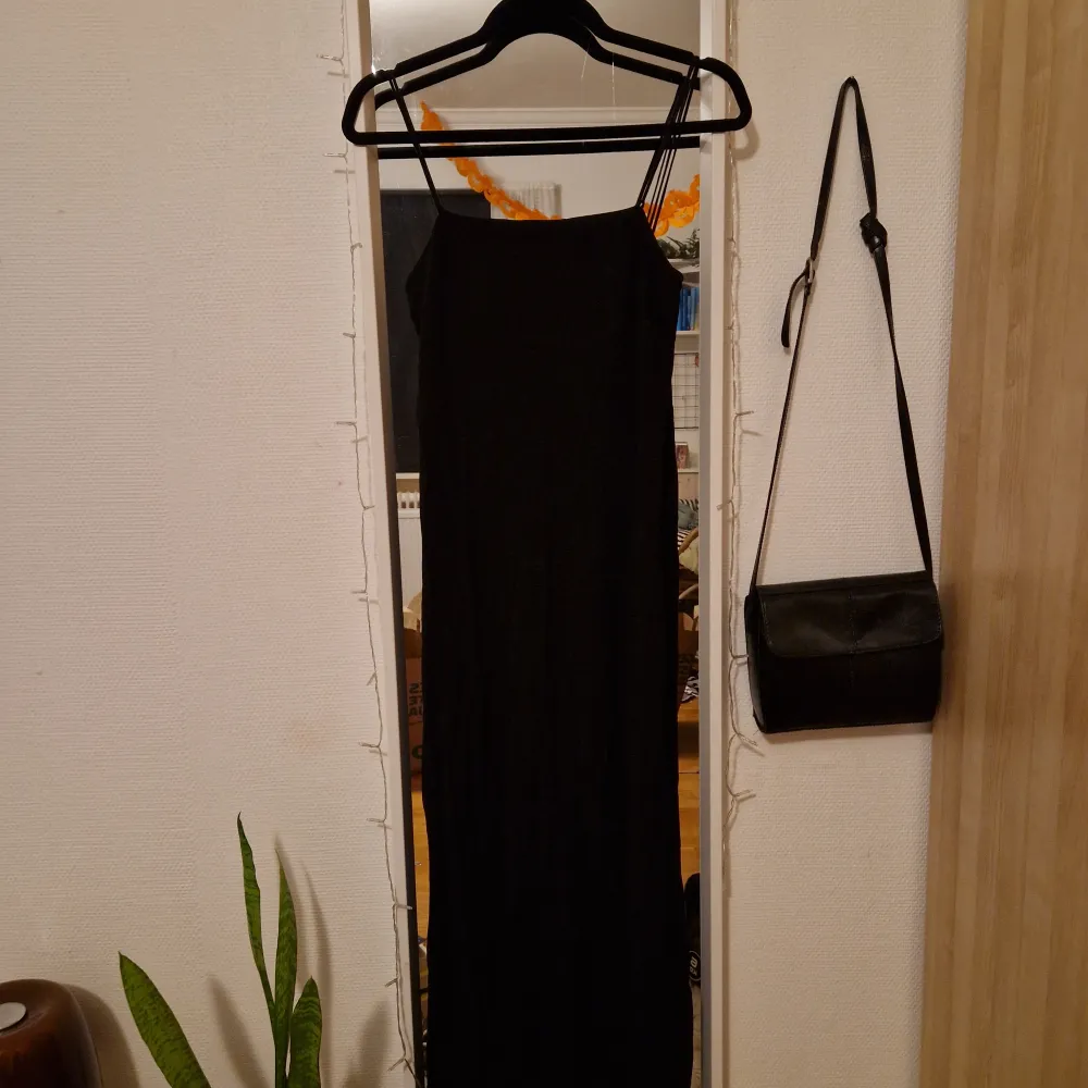 Super fin svart klänning från COS i storlek xs. Används inte pga jag är för kort för klänningen. (157 cm) . Klänningar.