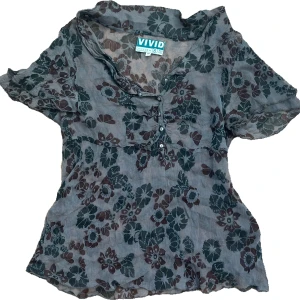 Blommig blus - En genomskinlig grön blus med bruna blommor på, i storlek M men passar bra på mig som oftast har storlek XS/S. Sjukt fin och skön på! Kan mötas upp i Stockholm eller frakta då köparen står för frakten💞