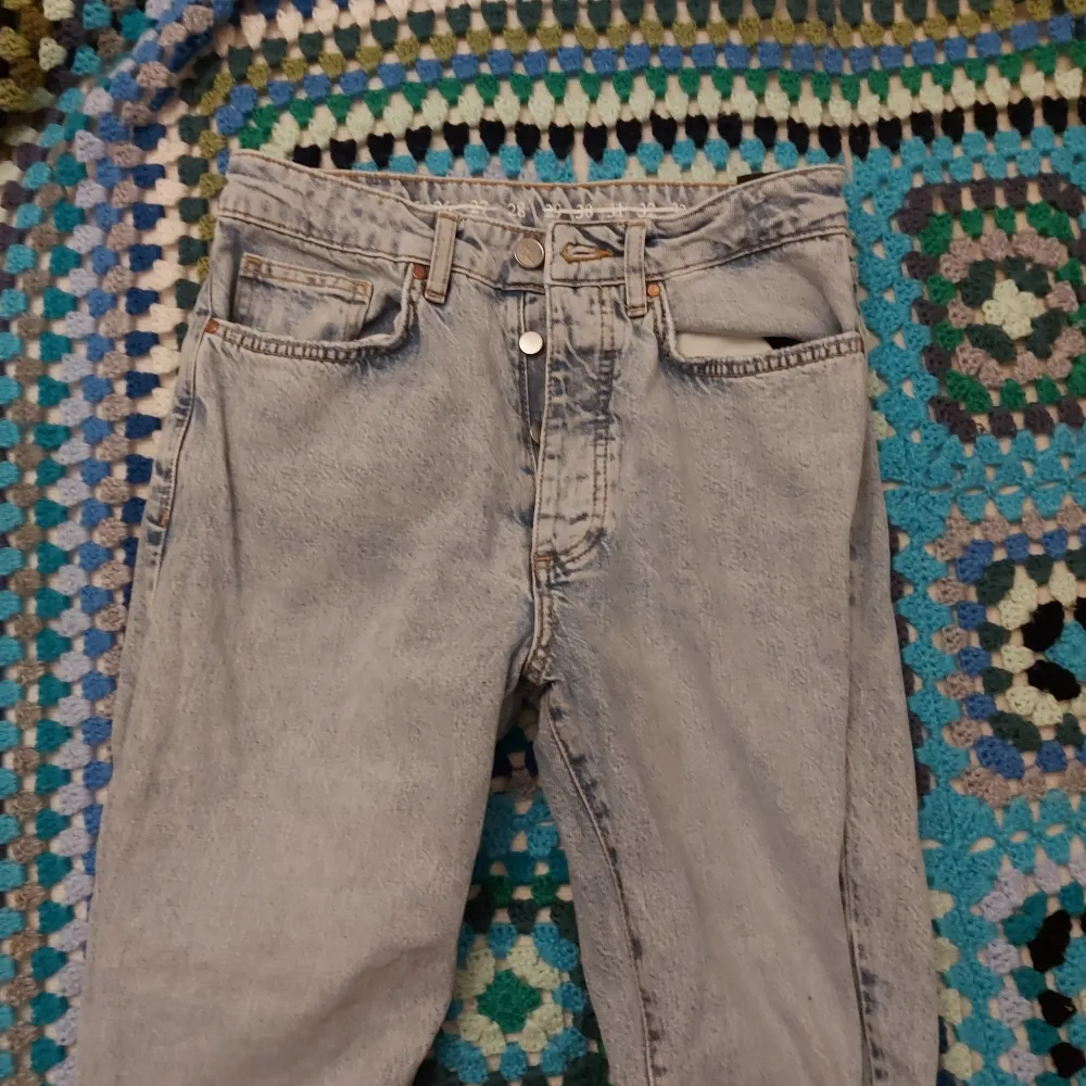 Högmidjade momjeans från Bikbok, använda kanske en gång. 💕. Jeans & Byxor.