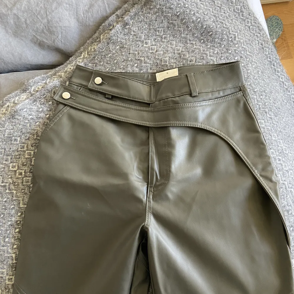 Militärgröna skinnbyxor från a dsgn, helt oanvända, köpare står för frakten . Jeans & Byxor.