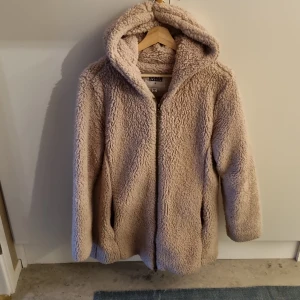 Teddy kappa - Mjuknoch skön, inte vindtät. Lite stor i storlek. 