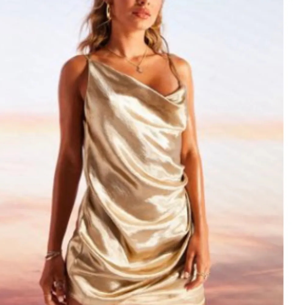 Säljer nu denna MAGISKA klänningen från Asos i champagnefärgad. Världens finaste och skönaste. Endast använd 1 gång. Slutsåld på hemsidan 🥰köp direkt för 500kr. . Klänningar.