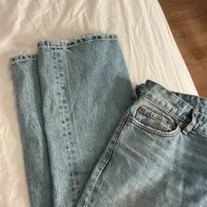 Säljer dessa fina ljusblåa jeans från zara! Köpta i våras för ca 400kr, de har straight fit och är mid waist💕 Köparen står för frakten.
