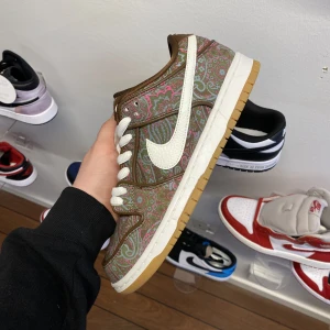 Nike SB dunk ”Paisley” - Sjukt snygga dunka i size 42 Nya med box! Kan såklart fraktas eller hämtas upp i butik i Strömstad på norra hamngatan🙏