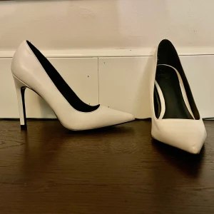 Vita klackskor  - Fina och sparsamt använda pumps m. 10,5cm klack från mango i strl 36. Skriv privat för fler bilder. Möts antingen upp i centrala Stockholm eller skickar spårbart med PostNord där köpare står för frakt 