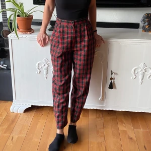 Rutiga kostymbyxor  - Sköna rutiga kostymbyxor som passar perfekt till jul. Använda men inte slitna. Storlek 2? Men passar mig som är 160 lång. Skulle gissa på XS/S