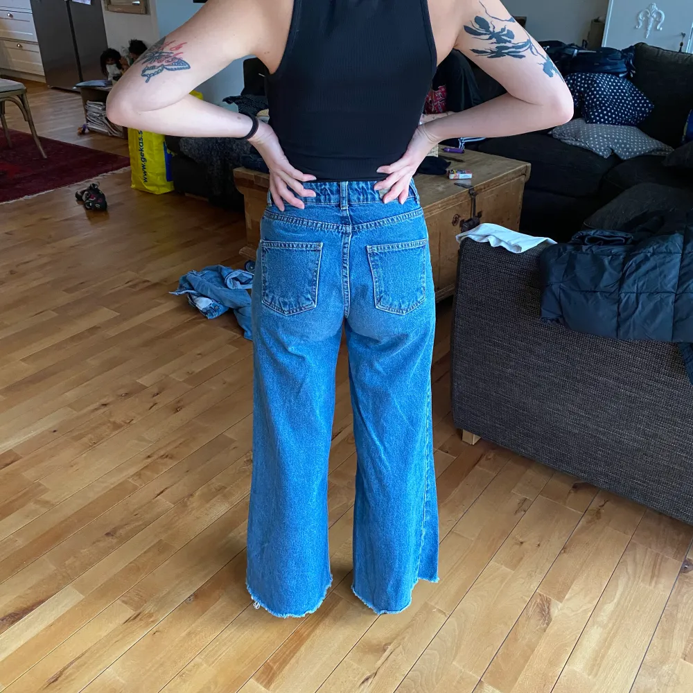 Sköna utsvängda jeans i storlek 34 (jag är 160 lång). Passar bra och är snygga. Jeans & Byxor.