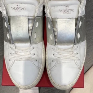 Valentino skor  - Första bilden är inte min. Säljer dessa as snygga valentino skor med silvrigt band i storlek 39💗 de är lite slitna och har ej äktenhetsbevis + box och säljer därför billigt! Hör av dig vid intresse 