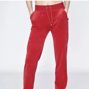 Juicybyxor  - Säljer mina röda juicybyxor i storlek xs. Dom är i nytt skick och passar mig i längden som är 173 cm. Köpta på Nelly för 1100 och säljer för 750🫶🏽 INGA BYTEN