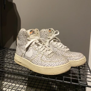 Nike sneakers📰📰📰 - Nike sneakers med tidningsprint på, köpta 2019 så i befintligt en bra skick! Har älskat dessa men inte min stil mer❤️