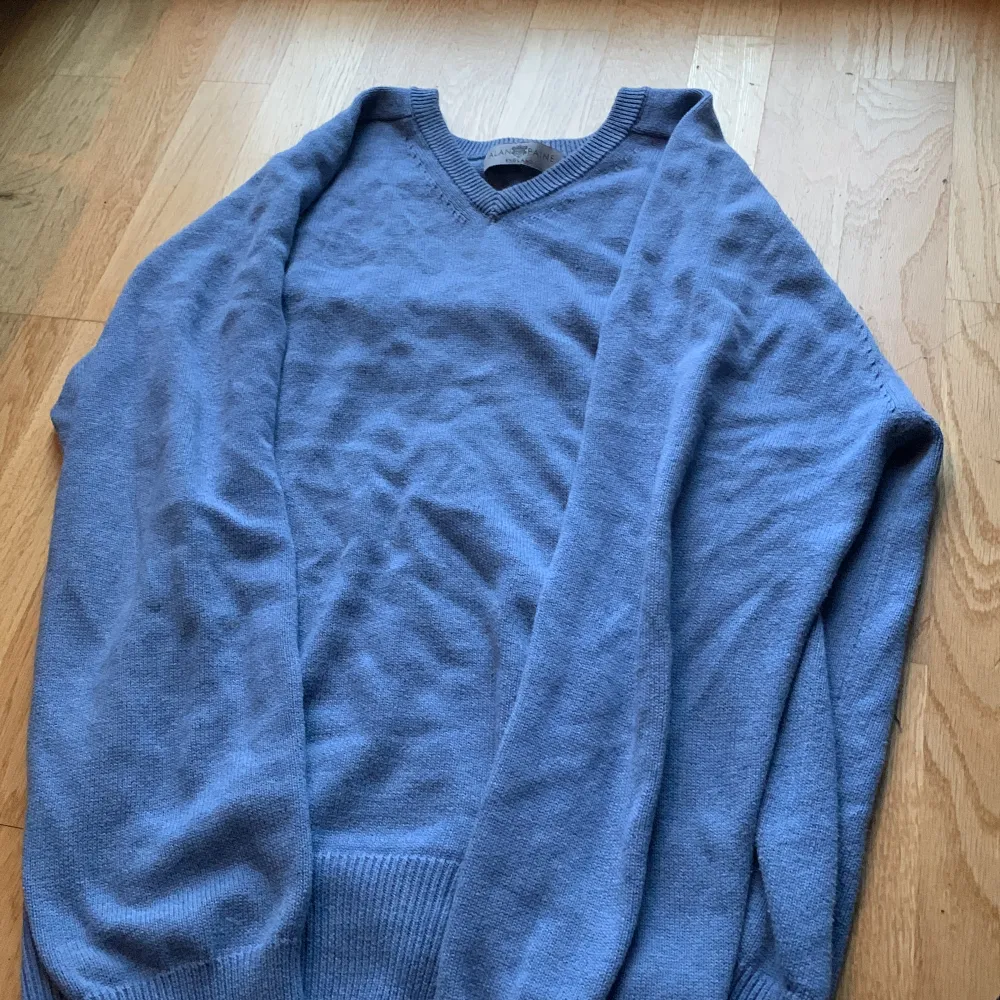 Säljer denna blåa stickade Alan Paine tröjans som inte kommer till användning längre. Vintage modell. Sitter perfekt oversized på mig som är typ storlek xs/s. Skriv vid intresse eller frågor 💕(säljer även en likadan grön). Stickat.