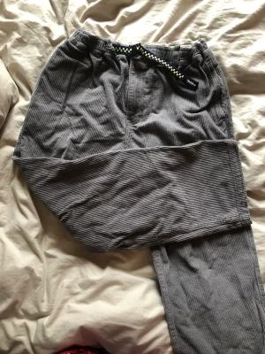 Butter manchester byxor - Bra skick, baggy å najs fit. Skriv privat för fler bilder.