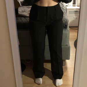 Kostymbyxor nakd  - Säljer mina fina svarta kostymbyxor från NA-KD! Storlek 36:) jag är 160 cm och de sitter perfekt☺️Som referens:)  Säljer för att jag har för många kostymbyxor och önskar att dessa kan komma till användning för någon annan!❤️skriv vid frågor/ fler bilder:) 