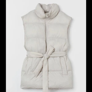 Puffer väst - En beige/vit Puffer bäst från hm i st M. Fixar egna bilder vid intresse 🌸