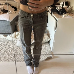 Gråa lowwaist / midwaist jeans - Säljer dem trendiga jeansen från zara i 36 som är slutsålda. Nypris 600kr men säljer för 300kr